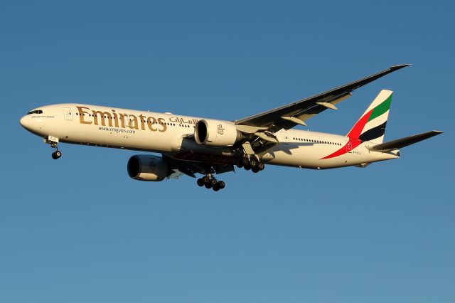 BOEING 777-300 (A6-ECJ) - EK 239 from Dubai arriving on 22L