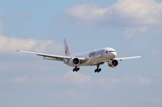 BOEING 777-300ER (JA732J) - A 'One World Alliance' JAL B777-300ER on final approach into LHR, landing on runway 27R.br /br /Location: Northern Perimiter Road (LHR), beside runway 27R.br /Date: 26.08.22 (dd/mm/yy).