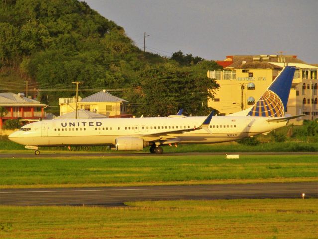 Boeing 737-800 (N38417)