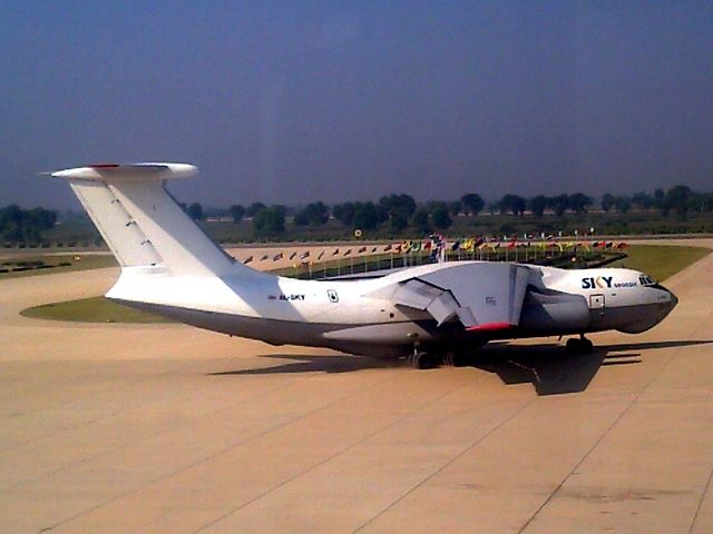 Ilyushin Il-76 (4L-SKY)