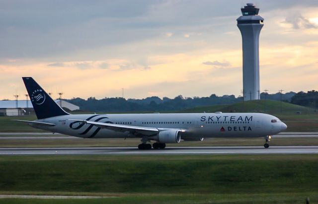 N844MH — - Skyteam 767 leaving for Paris from KCVG