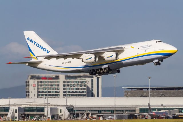 Antonov An-124 Ruslan (UR-82008)