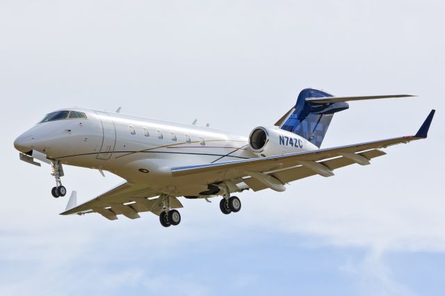 Bombardier Challenger 300 (N74ZC) - Challenger 300 landing Rwy 31. 9-20-13