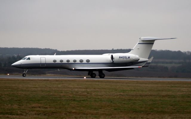 Gulfstream Aerospace Gulfstream V (N405LM) - Departing for Washington Dulles on 16-Jan-09.