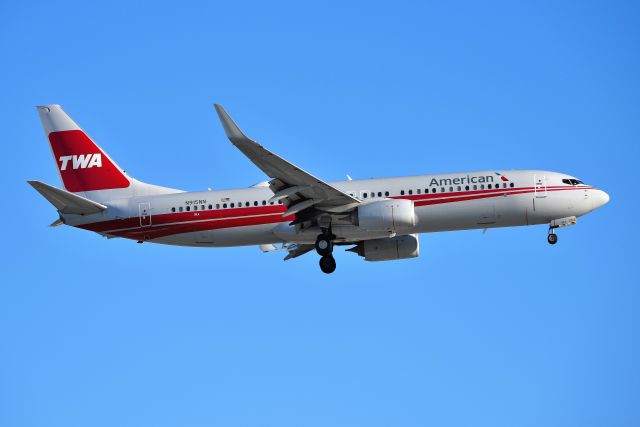 Boeing 737-800 (N915NN) - Shot at dusk, 30 minutes from sunset, sun on the nose.