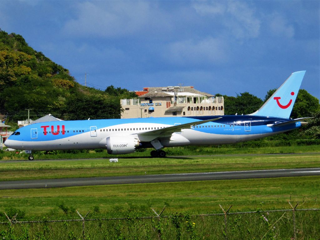 Boeing 787-9 Dreamliner (G-TUIK)