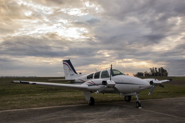 Beechcraft 55 Baron (LV-RAT) - Aerodromo General Villegas. BA