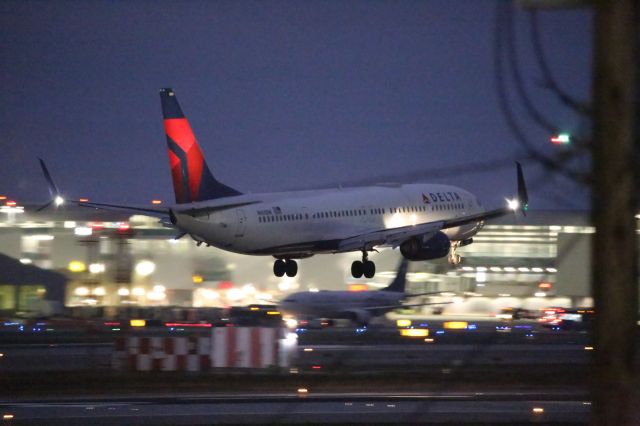 Boeing 737-900 (N805DN)