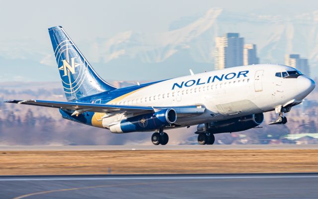 Boeing 737-200 (C-GNLK)