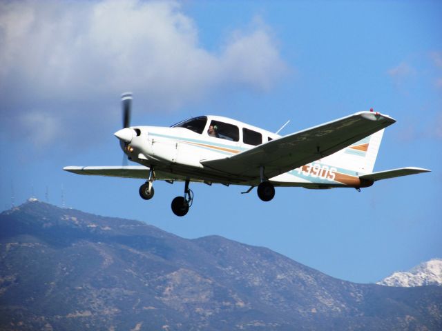 Piper Cherokee (N4390S) - Taking off RWY 26L