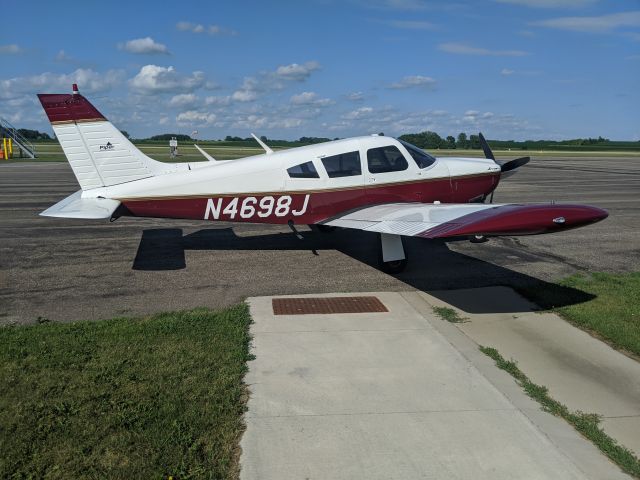 Piper Cherokee (N4698J)