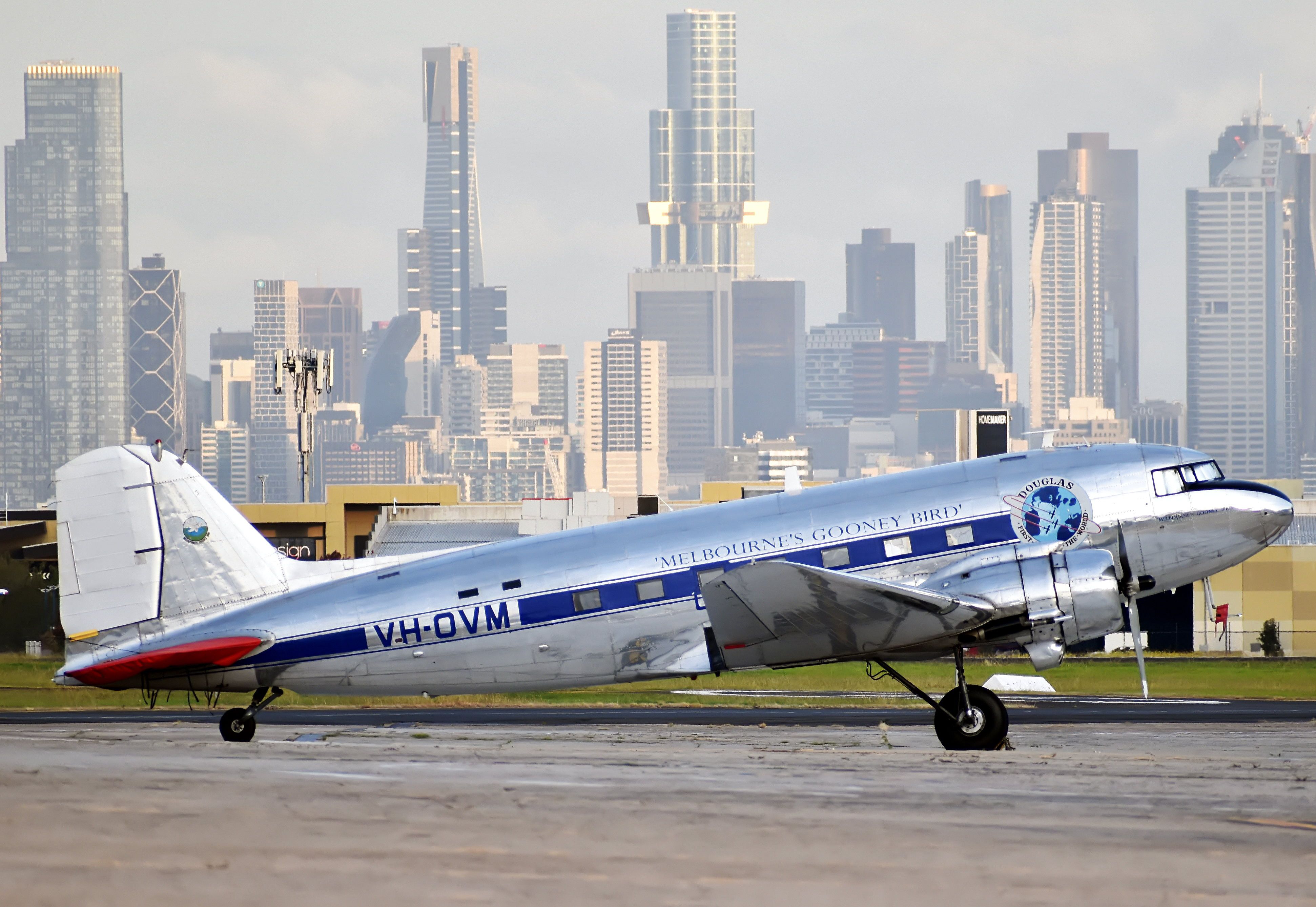 Douglas DC-3 (VH-OVM)