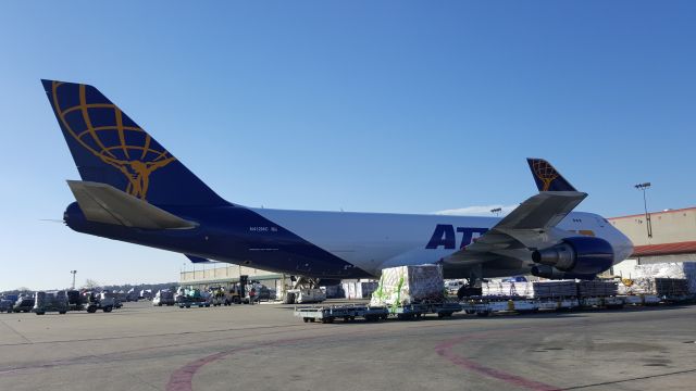 Boeing 747-400 (N412MC)