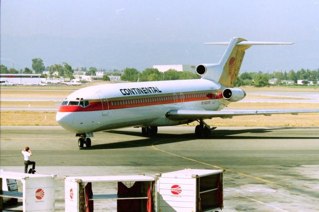 BOEING 727-200 (N523PE) - KSJC - the simplicity of San Jose Airport from the mid 1960s till the early 1990s when Terminal C was open shows here - from the Observation deck I could go to daily - to where one used to be able to park across the street from the ticket counters and walk inside within 200ft...closer if one got a front parking space...and have a real nice day walking around the airport - to a ramper standing on the luggage cart with his fingers in his ears.........