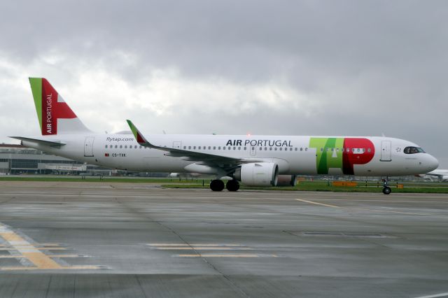 Airbus A321neo (CS-TXK) - Taxiing to Stand 223 on 19-Oct-23 operating flight TAP1356 from LPPT.