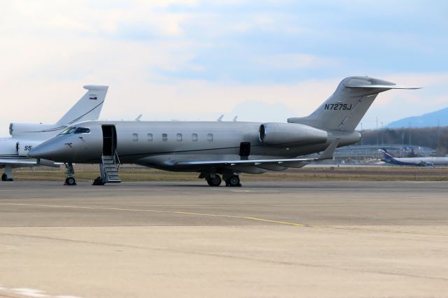 Bombardier Challenger 300 (N727SJ)