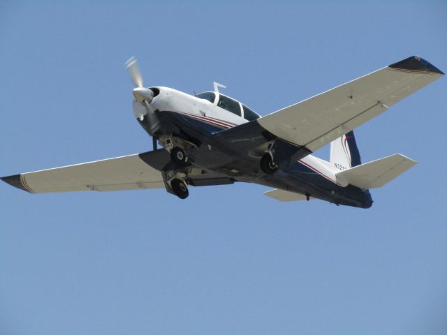 Mooney M-20 (N3212F) - Taking off RWY 24