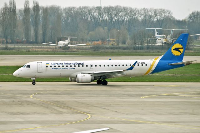 Embraer ERJ-190 (UR-EMD)