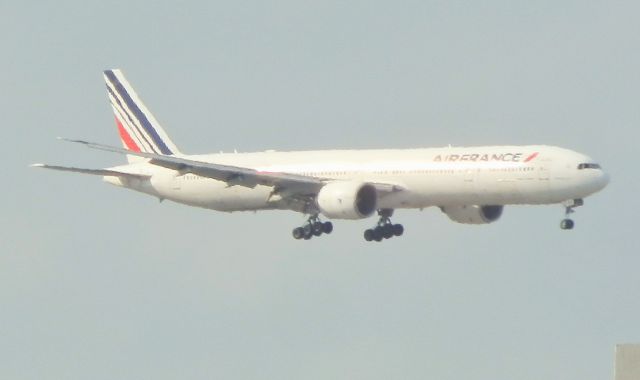 BOEING 777-300ER (F-GZNJ)