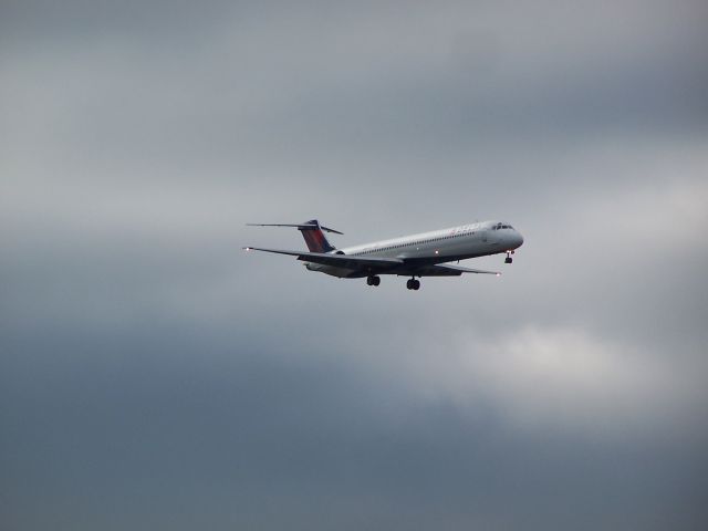 McDonnell Douglas MD-88 (N984DL) - Zoomed-in shot of Delta MD-88, taken from the 9th floor balcony of the Best Western in Hapeville