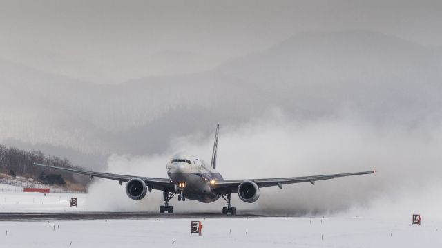 Boeing 777-200 (JA703A) - All Nippon Airways / Boeing 777-281br /Jan.11.2016 Hakodate Airport [HKD/RJCH] JAPAN