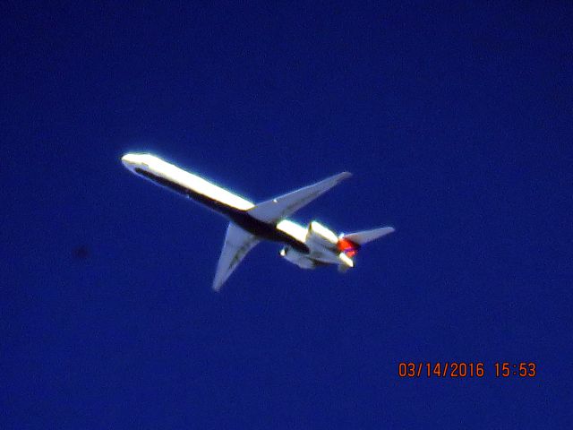 McDonnell Douglas MD-90 (N944DN)