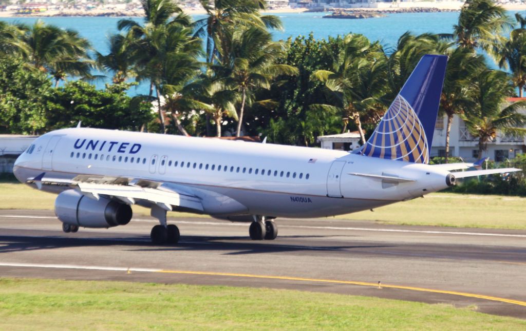 Airbus A320 (N410UA)