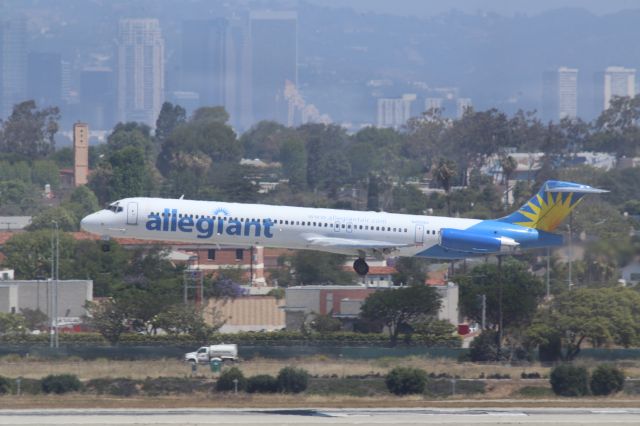 McDonnell Douglas MD-88 (N402NV)