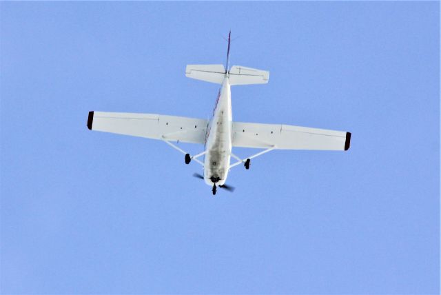 C-GVJE — - C-GVJE CESSNA SKYHAWK 172-N survolant le fleuve St-Laurent à Lavaltrie QC. le 30-01-2022 à 14:18
