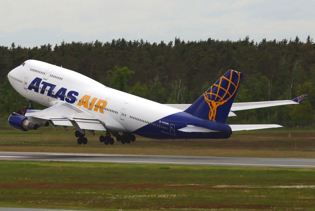 Boeing 747-400 (N464MC)
