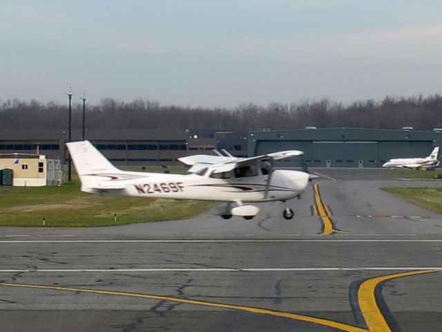 Cessna Skyhawk (N2469F) - Landing runway 11.