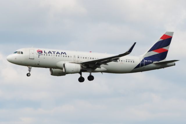 Airbus A320 (PR-TYL)