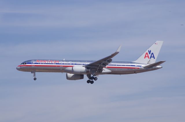 Boeing 757-200 (N679AN) - Approach to LAX Rwy 25L.