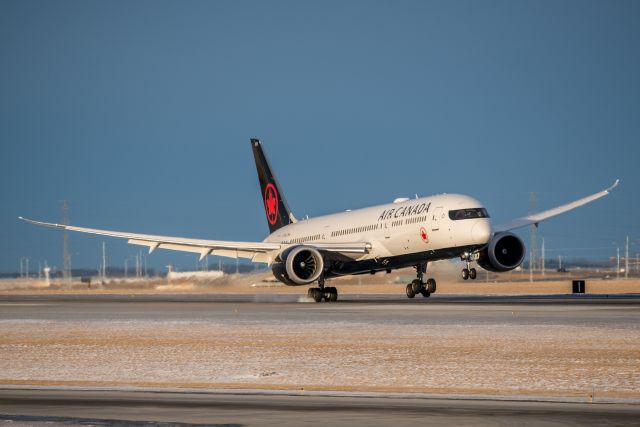 Boeing 787-9 Dreamliner (C-FVLZ) - Air Canada inbound from Europe has 15kts of crosswind to deal with before her trip is done.