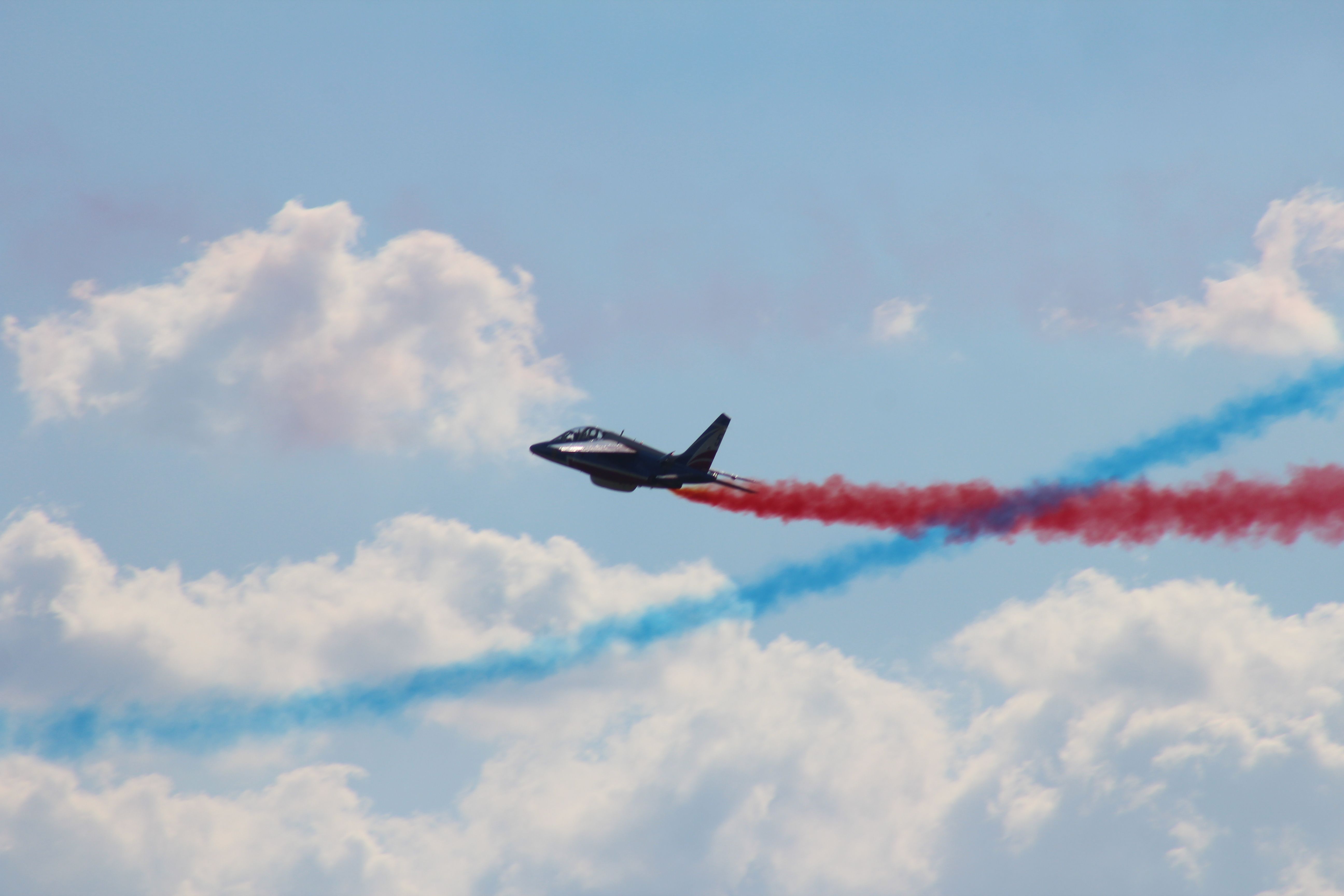 — — - Alphajet de la Patrouille de France. Meeting aérien de Grenoble Le Versoud. 7 juillet 2018