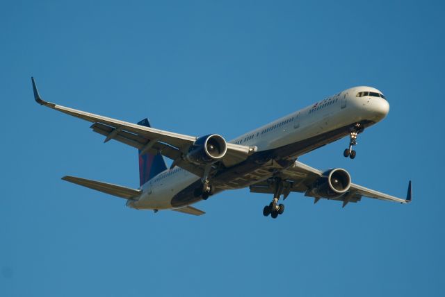 BOEING 757-300 (N582NW)