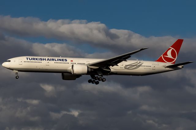 BOEING 777-300ER (TC-LKC)