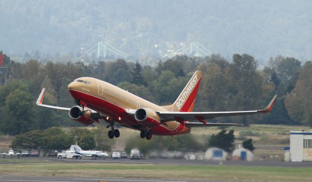 Boeing 737-700 (N711HK)