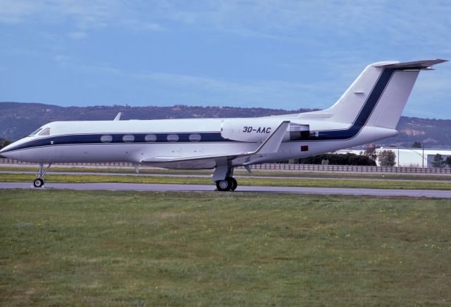 GROB Tutor (3D-AAC) - GRUMMAN AMERICAN G-1159 GULFSTREAM II - REG : 3D-AAC (CN 136) - ADELAIDE INTERNATIONAL AIRPORT SA. AUSTRALIA - YPAD (31/8/1988)