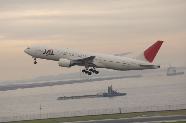 BOEING 777-300 (BON8977) - Departure at Haneda Intl Airport 34R on 2010/6/19