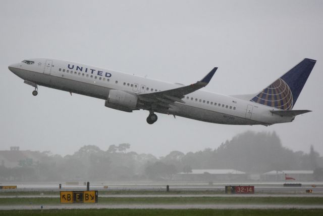 Boeing 737-800 (N17229) - United Flight 1286 (N17229) departs Sarasota-Bradenton International Airport enroute to Chicago-O'Hare International Airport