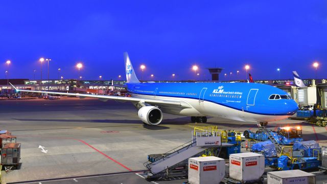 Airbus A330-300 (PH-AKD) - KLM Airbus A330-303 PH-AKD Plaza de la Cathedral - Habana in Amsterdam 