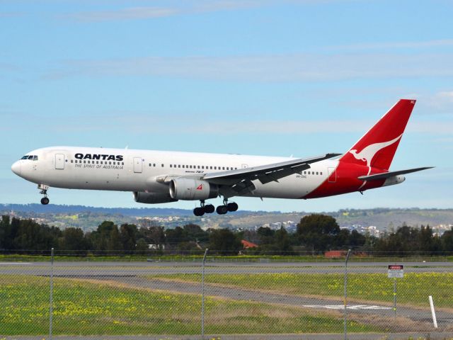 BOEING 767-300 (VH-ZXC) - On short finals for runway 05. Thursday 12th July 2012.