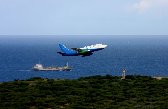 Boeing 737-700 (YV287T) - Takeoff from Rwy 10.