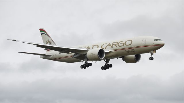 Boeing 777-200 (A6-DDB) - BOE132 on final approach to runway 16R to complete a flight test on 1/27/13. (LN:1072 c/n 39692).