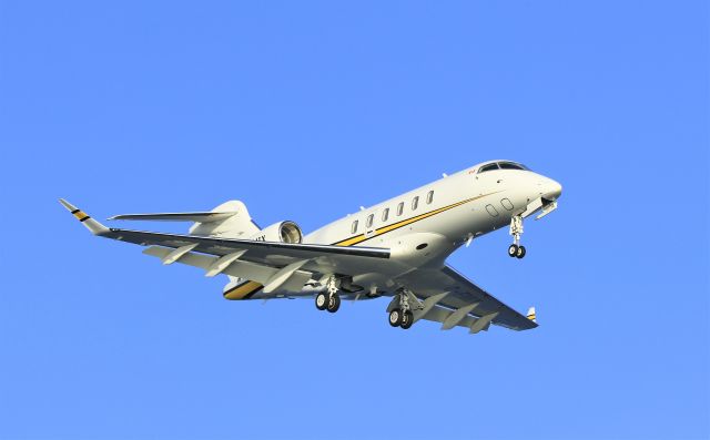 Canadair Challenger 350 (CNK350) - C-FMIX callsign Chinook350 landing at St Maarten.