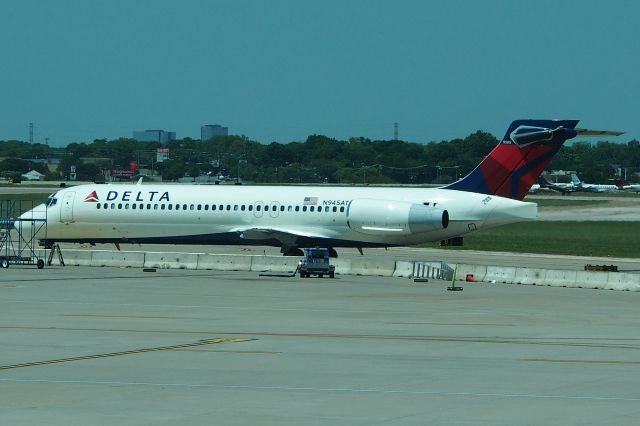 McDonnell Douglas MD-90 (N945AT)