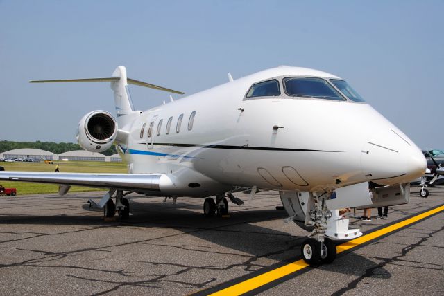 Bombardier Challenger 300 (N957DT)