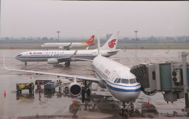 Boeing 737-800 (B-5341) - 6/25/18 China Airlines taxis out to Rwy 5L as A321 B-1877 gets loaded