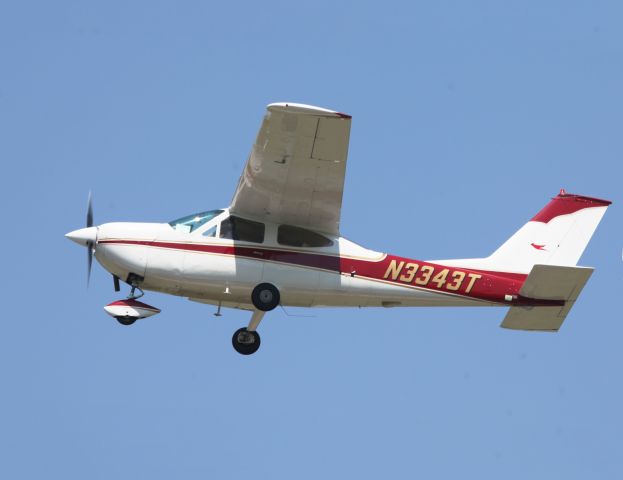 Cessna Skyhawk (N3343T) - Take off runway 08.